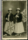 Ruderinnen mit Flaggen des Deggendorfer Rudervereins v. 1876