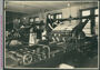 Arbeiterinnen an Druckmaschinen